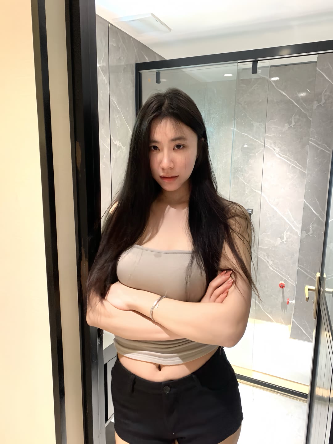 性感雪白大长腿丰满妹妹